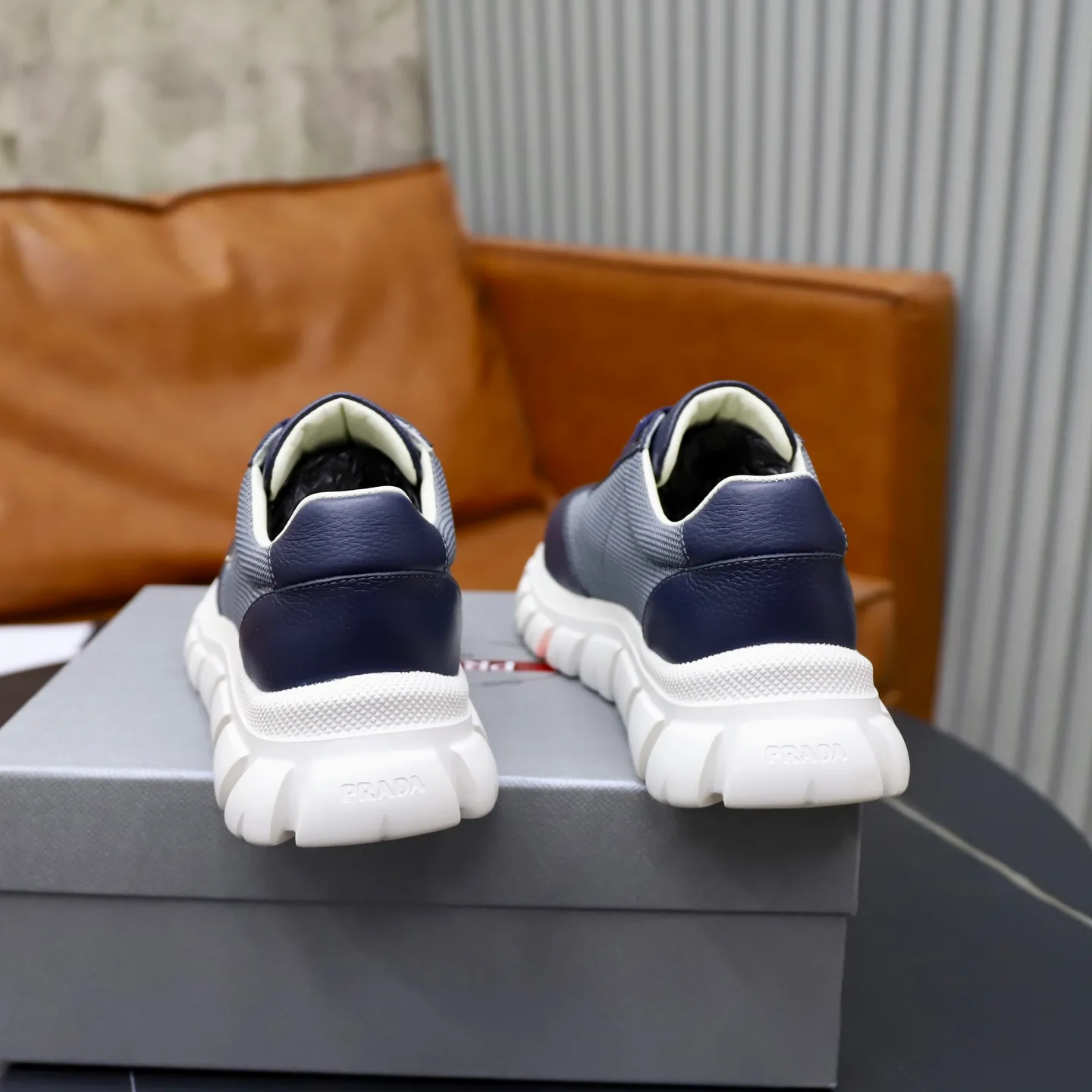Ex-factory price: 700💰Top original order Brand: PRADA (Prada) Standard code: Men's size 38/44 (45 can be customized) Grade: Same as the official website Material: Original cowhide stitching, cowhide lining, original combination two-color wear-resistant soft outsole Style category: casual sports version, young fashion, European and American trend, British style Color: actual picture color